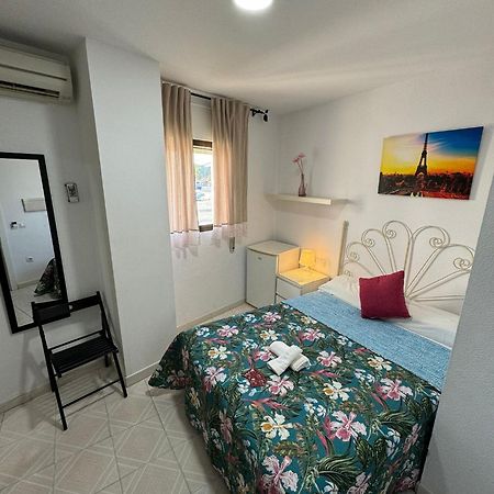 Hostal Avenida Conil De La Frontera Buitenkant foto