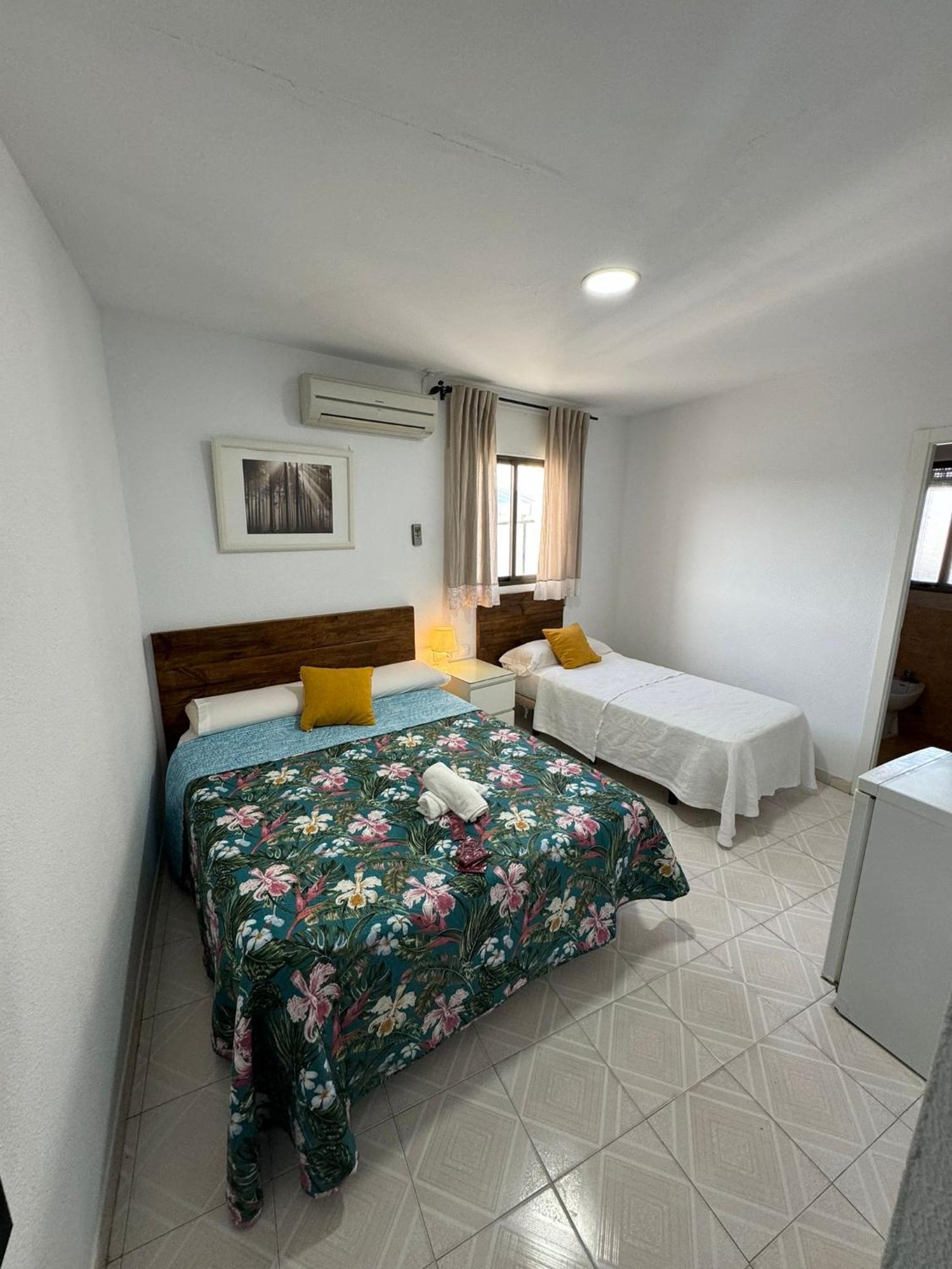 Hostal Avenida Conil De La Frontera Buitenkant foto