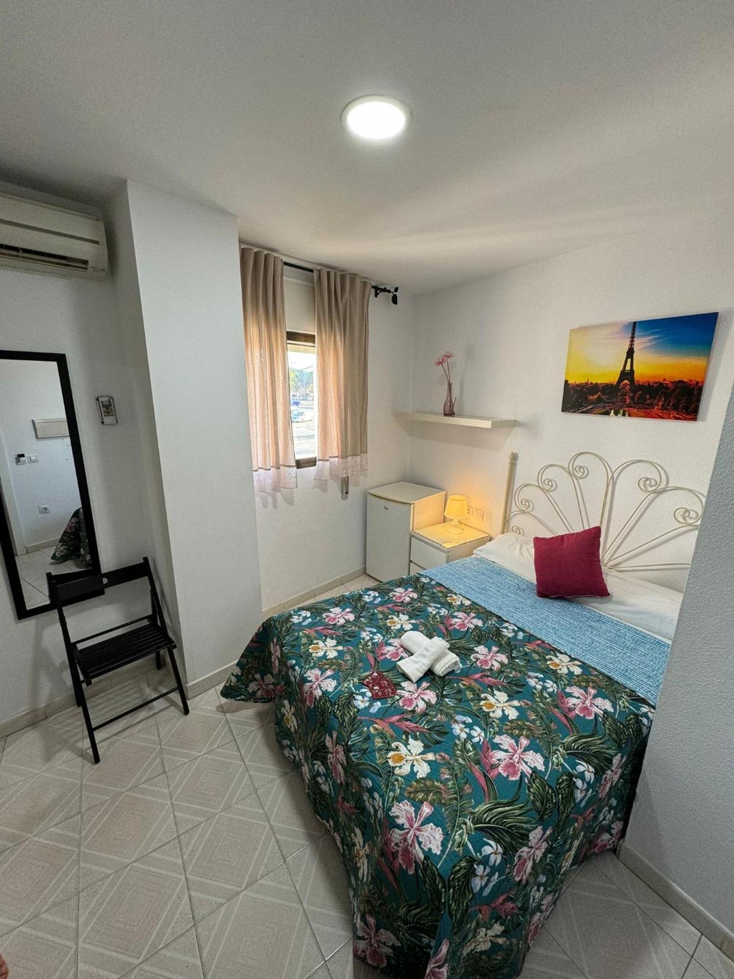 Hostal Avenida Conil De La Frontera Buitenkant foto