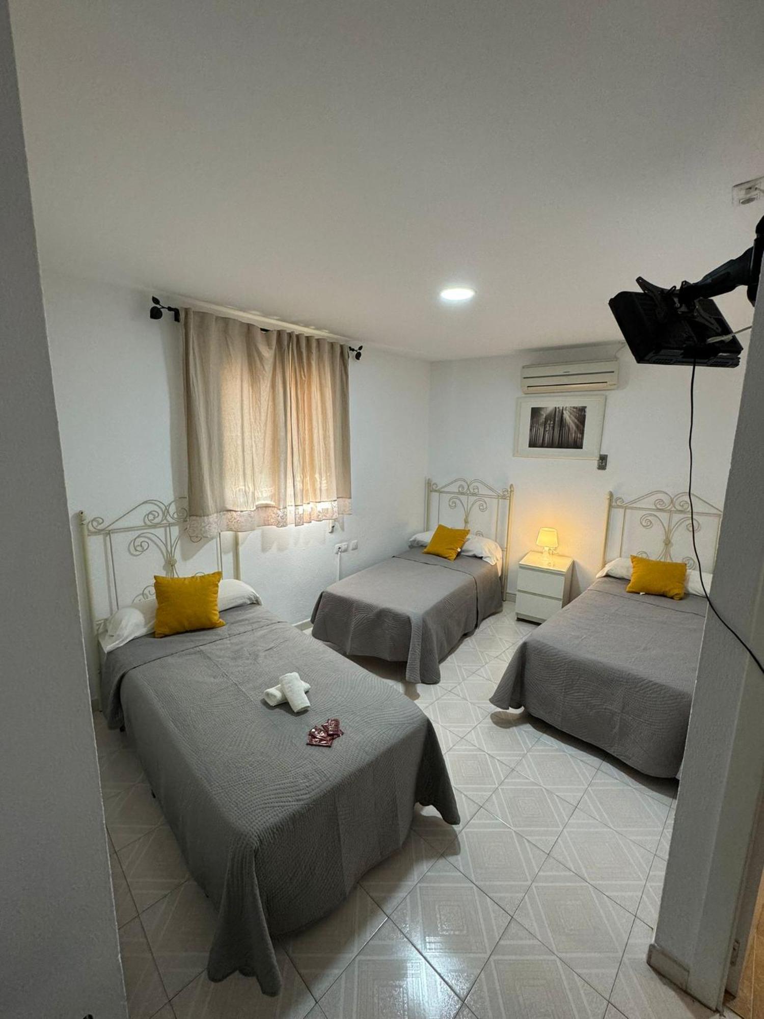 Hostal Avenida Conil De La Frontera Buitenkant foto