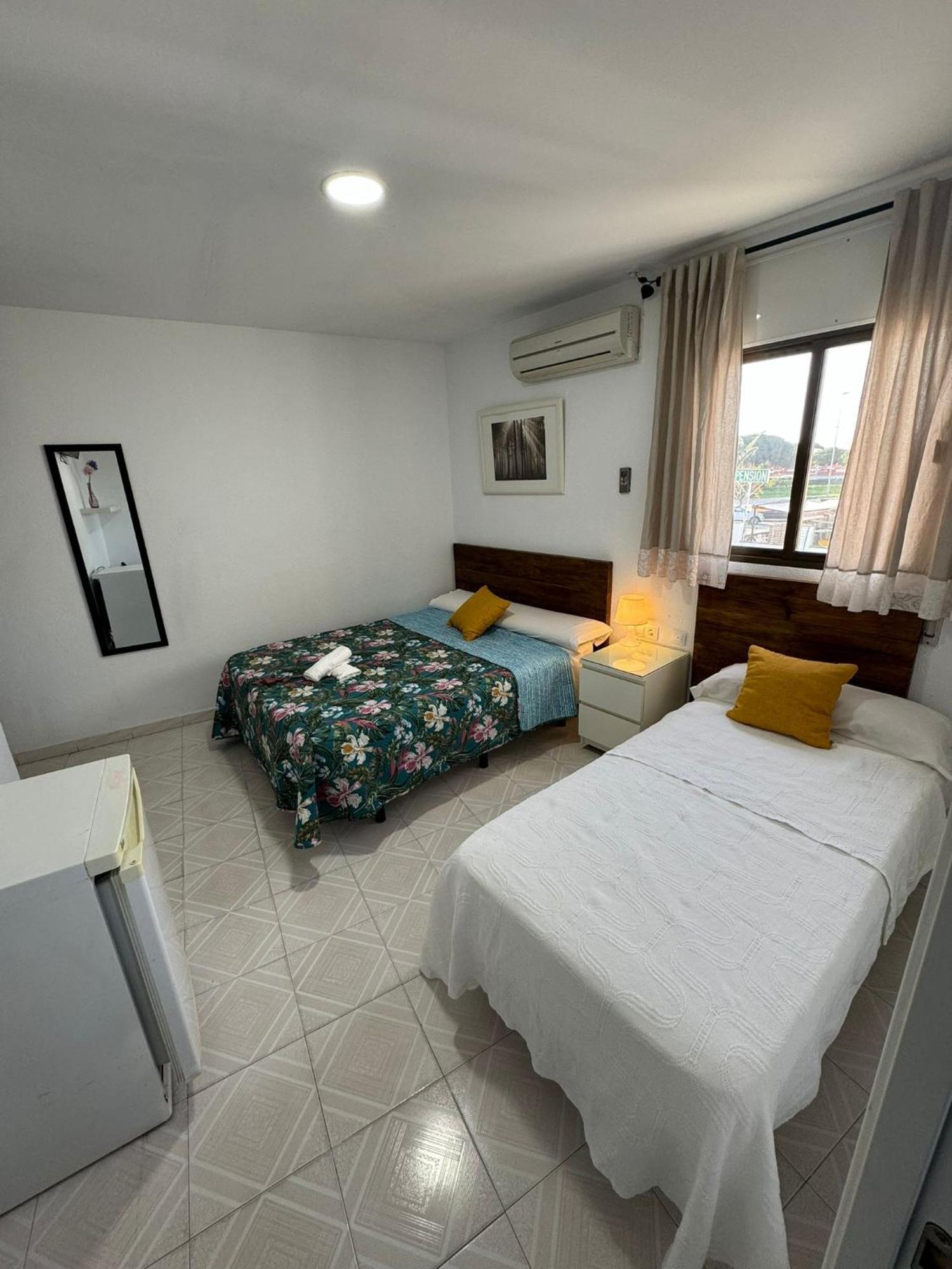 Hostal Avenida Conil De La Frontera Buitenkant foto
